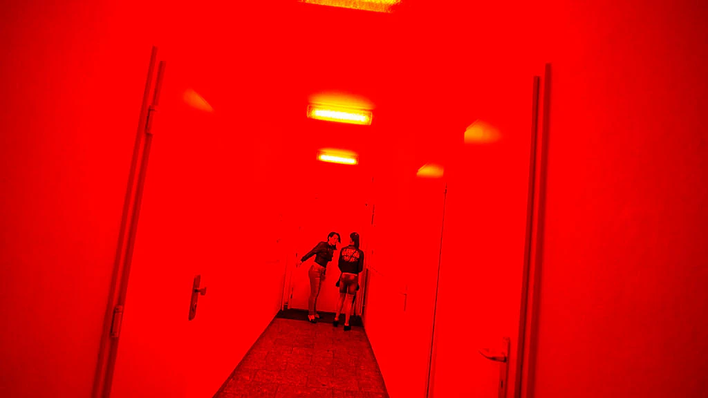 Image symbolique relative à la prostitution, deux femmes dans un établissement