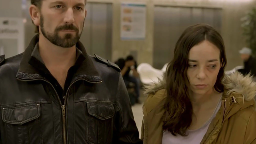 Le trafiquant et sa victime : par peur de représailles, elle n’ose le dénoncer. 