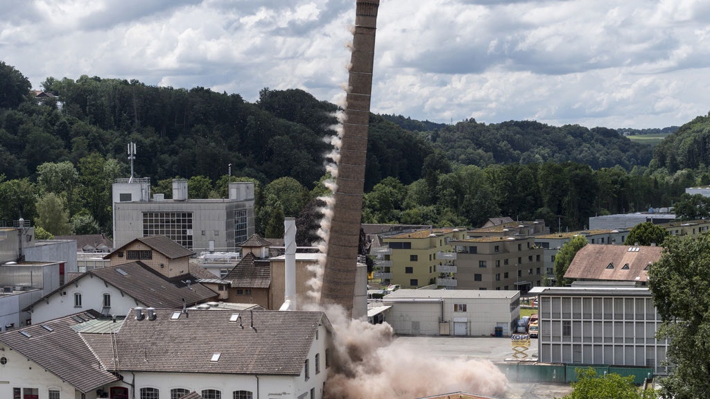 Neuenegg, 18 giugno 2020. La ciminiera vecchia 118 anni e alta 56 metri del sito di produzione della Wander viene fatta esplodere.