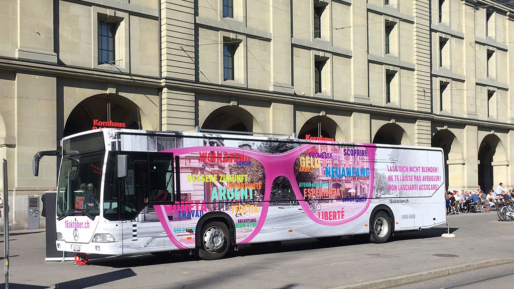 Le bus d’information au public sur la traite d‘êtres humains à Berne devant le Kornhaus.
