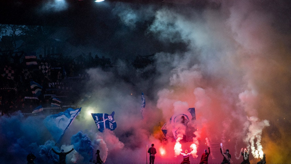 Fans brennen während einem Fussballspiel pyrotechnische Gegenstände ab.