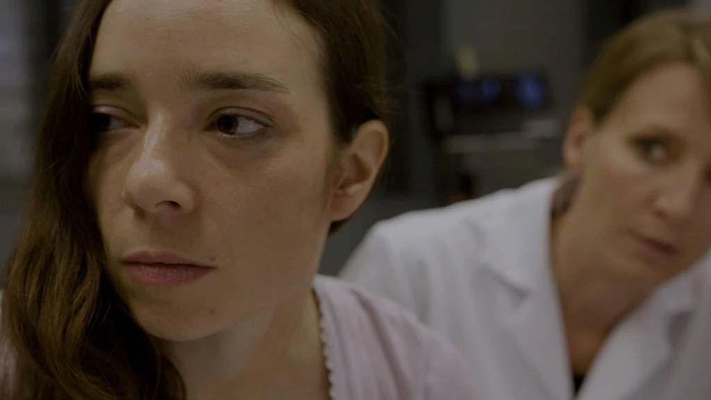 Kalina, vittima della tratta di esseri umani, e un medico che nutre sospetti