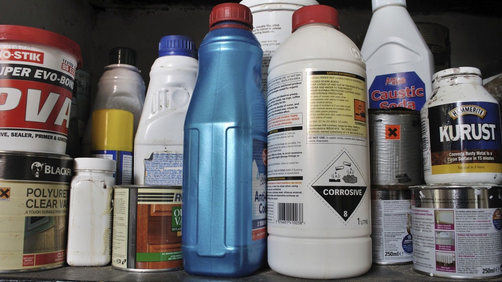 Produits chimiques ménagers sur une étagère.