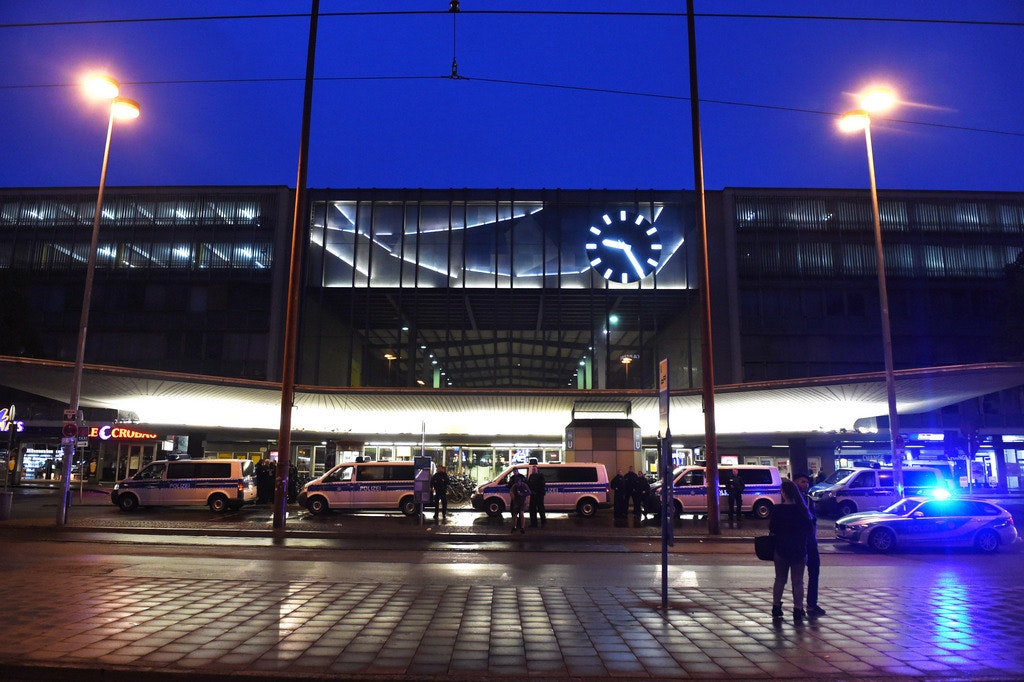 Police et sauveteurs devant la gare centrale de Munich