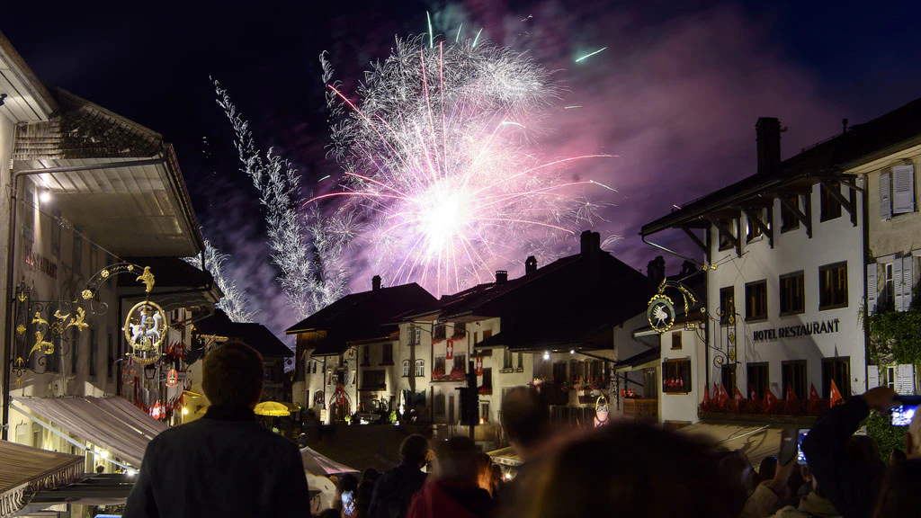 Gruyères, 2021. Während den Feierlichkeiten zum 1. August (Nationalfeiertag der Schweiz) schauen Menschen das Feuerwerk.