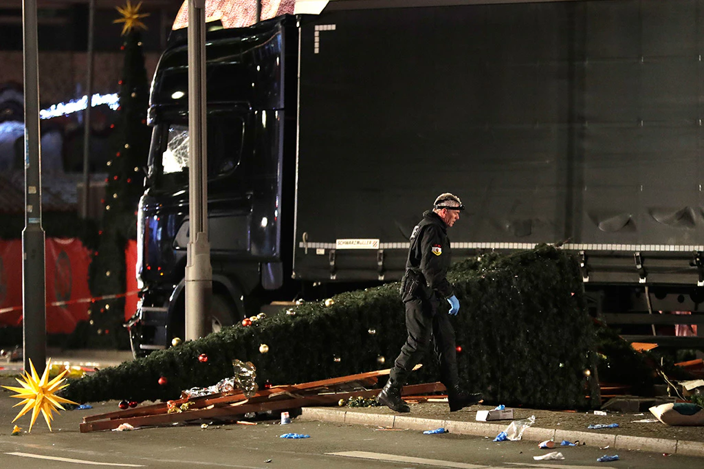 Polizist am Tatort nachdem ein LKW in Berlin in den Weihnachtsmarkt raste.