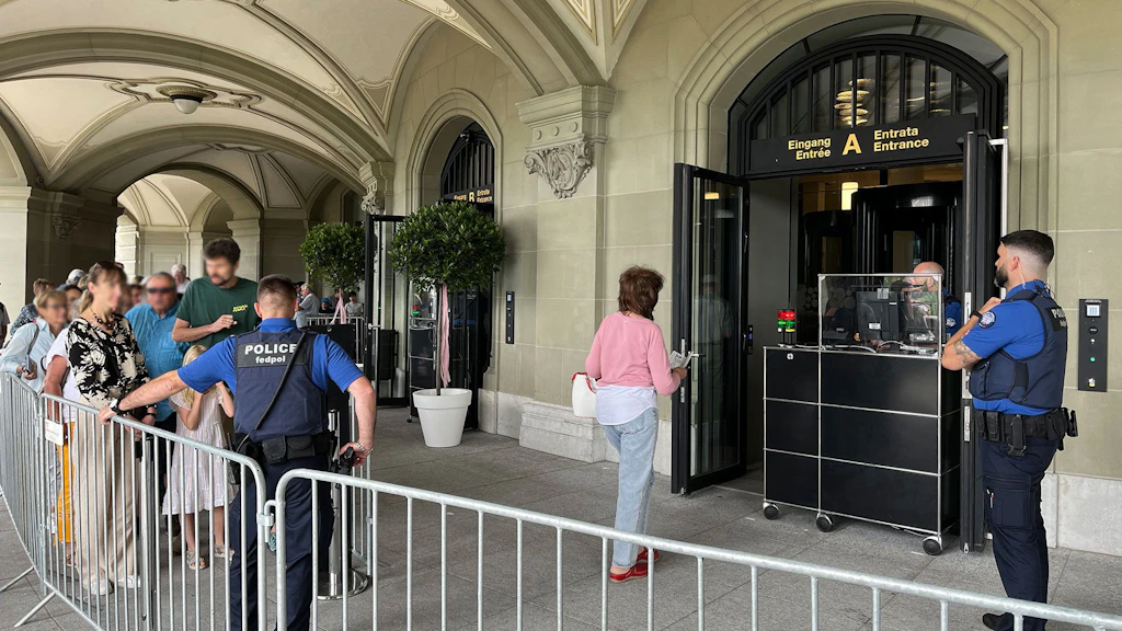 Polizeiliche Sicherheitsassistenten von fedpol überwachen den Besucher-Eingang vom Bundeshaus.