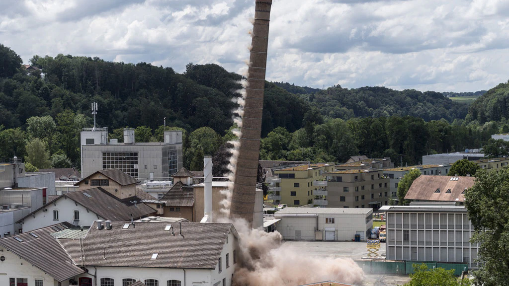 Neuenegg, 18 juin 2020. La cheminée de 118 ans et 56 mètres de haut située sur le site de la société Wander est dynamitée.