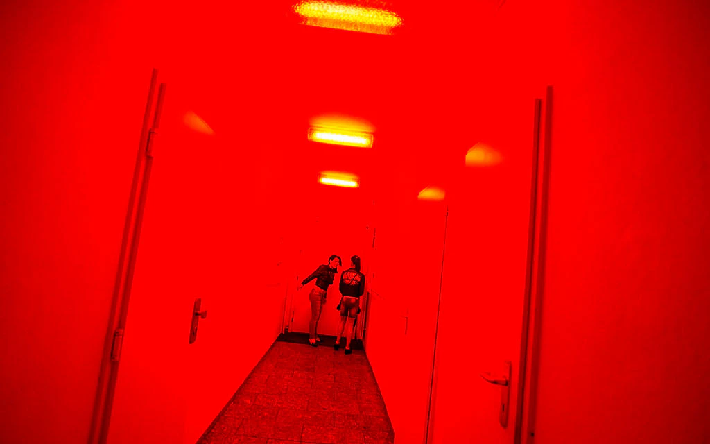 Image symbolique relative à la prostitution, deux femmes dans un établissement