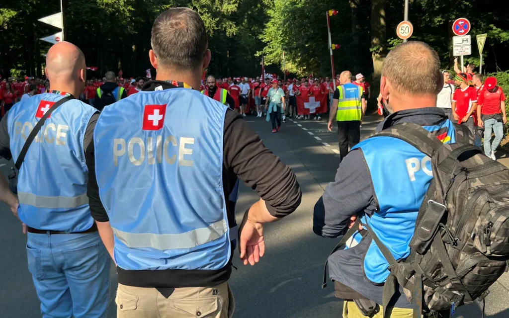 Deux spécialistes suisses du hooliganisme et un collègue allemand observent les activités des supporters