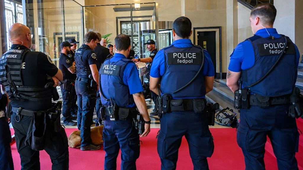 Célébration du 150e anniversaire du Tribunal fédéral à Lausanne : le personnel de sécurité de fedpol assure le contrôle des accès tout comme la protection des personnes présentes et du bâtiment. 