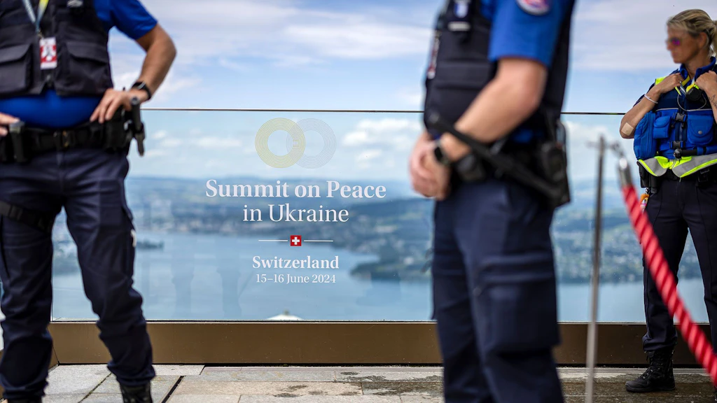 fedpol collabore étroitement avec les polices cantonales et municipales pour assurer la protection des personnes bénéficiant d'une protection en vertu du droit international, comme lors de la Conférence de haut niveau sur la paix en Ukraine en juin 2024 au Bürgenstock.