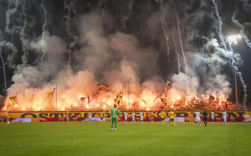 I tifosi della squadra Young Boys accendono fuochi d'artificio