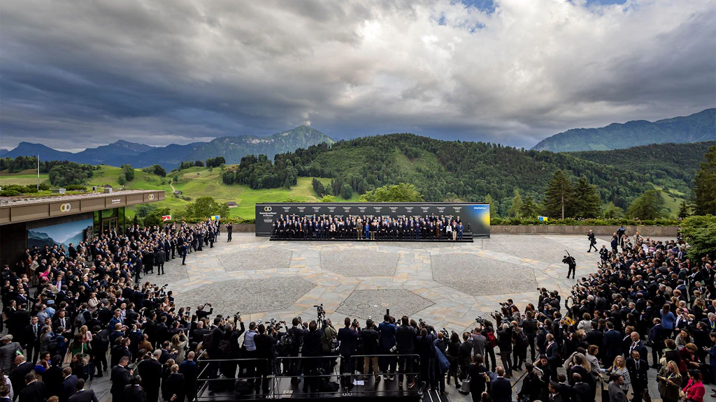 fedpol e i suoi partner hanno provveduto all'organizzazione del dispositivo di sicurezza: nonostante il cielo nuvoloso sopra il Bürgenstock, la conferenza si è svolta senza incidenti. 