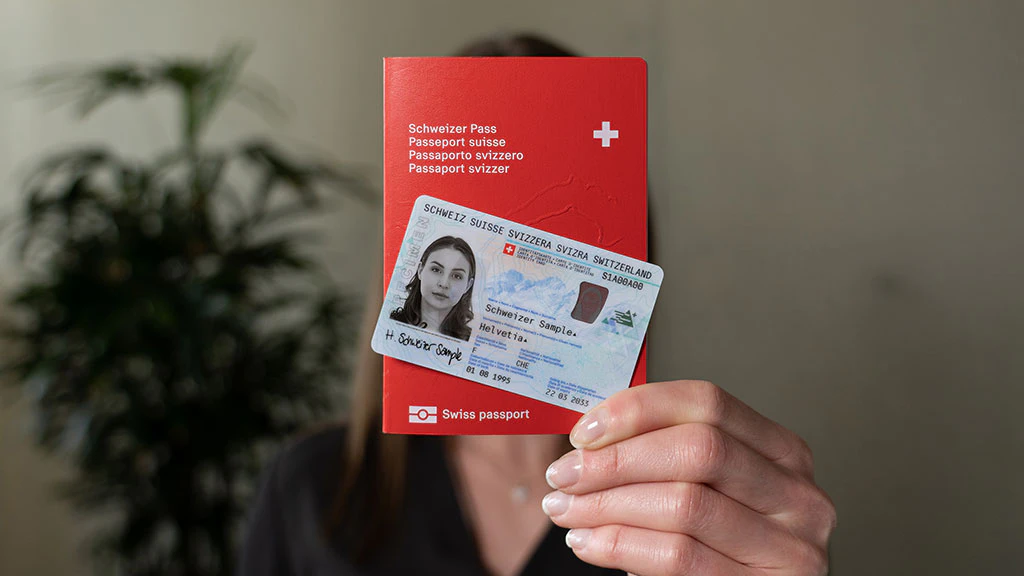 Il passaporto svizzero nel taschino della camicia